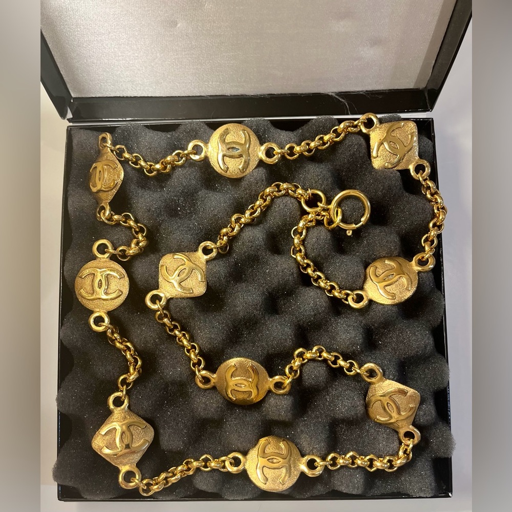 CHANEL Vintage Gold CC Logo Medallion Necklace - Picture 5 of 6